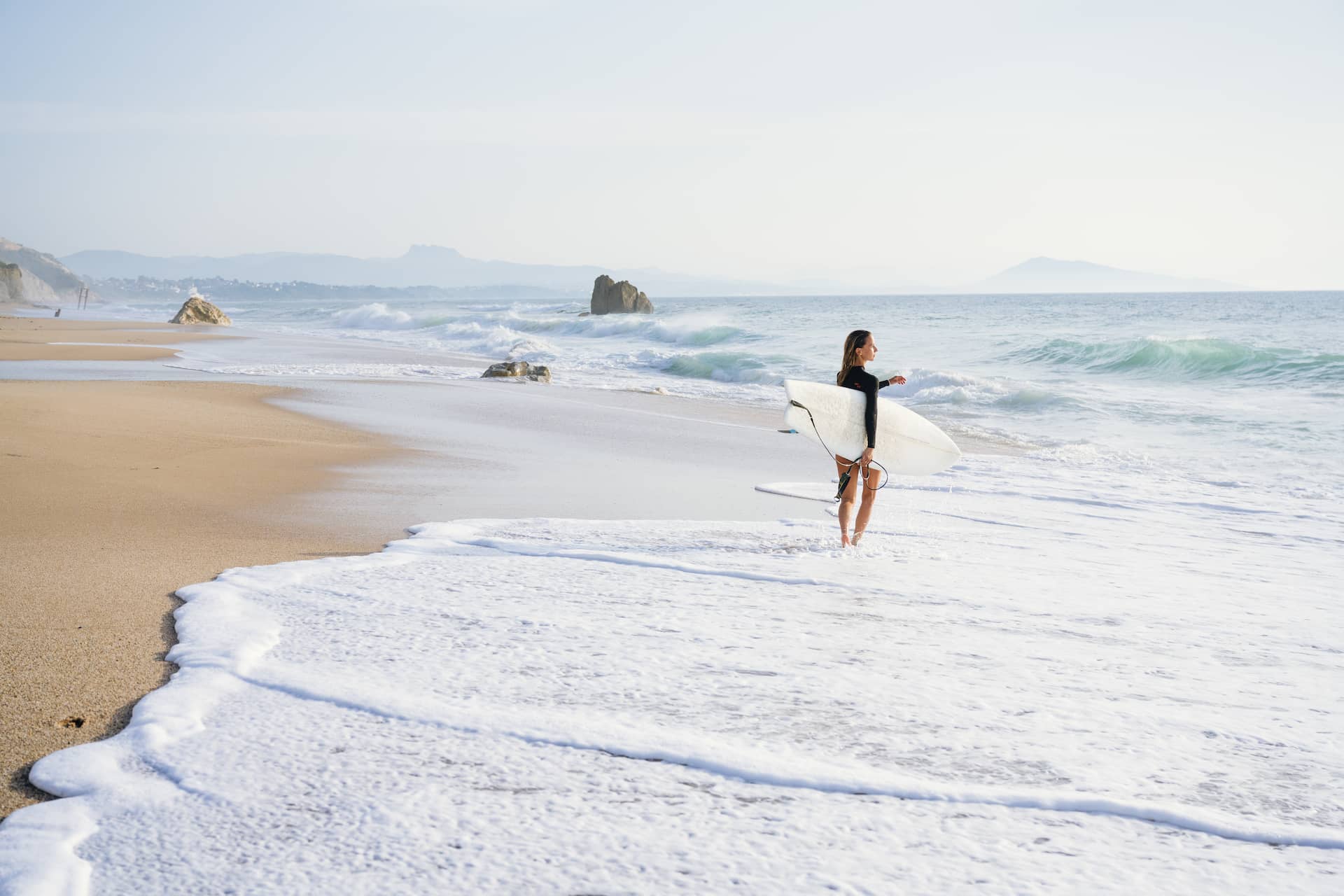 SRFACE_Springsuit_worn_by_female_surfer.jpg