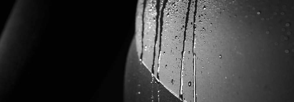 SRFACE wetsuit with water-repellent smoothskin chest panel with water droplets